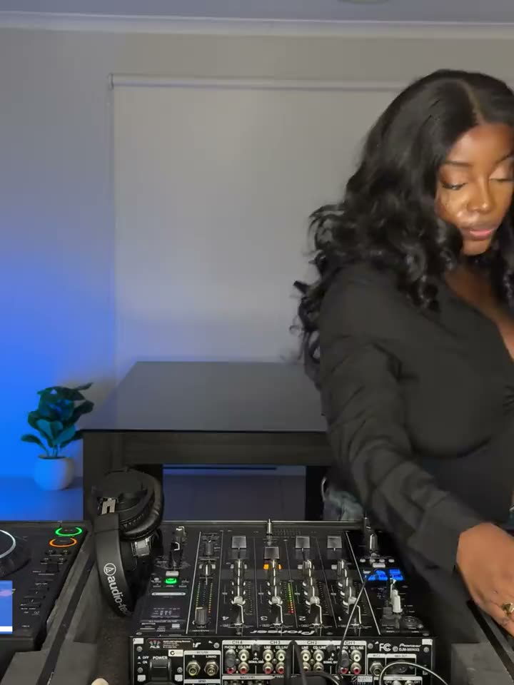 VTKAY mixing a session in Melbourne